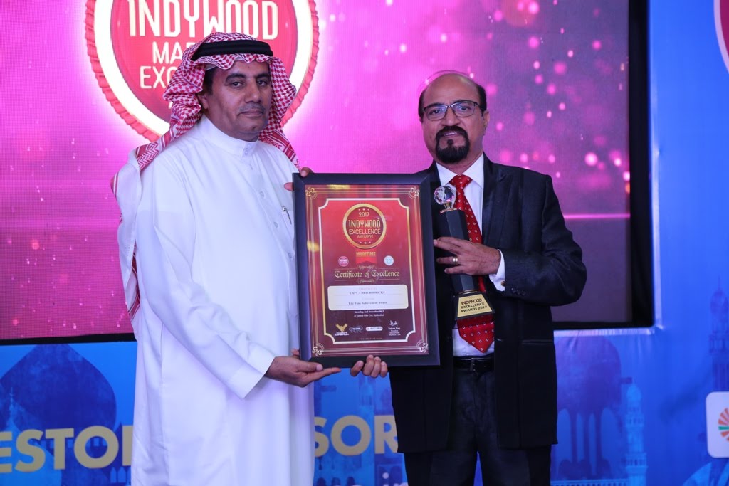 Mohammed Ibrahim Alqahthani presents the award to Chris Rodricks